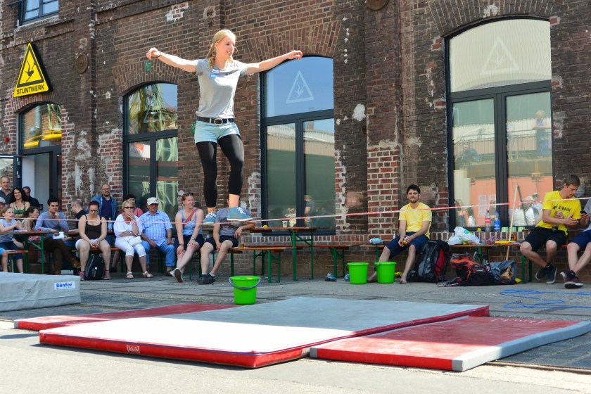 Erste Übung: Alleine auf der Slackline einen Fuß vor den anderen setzen