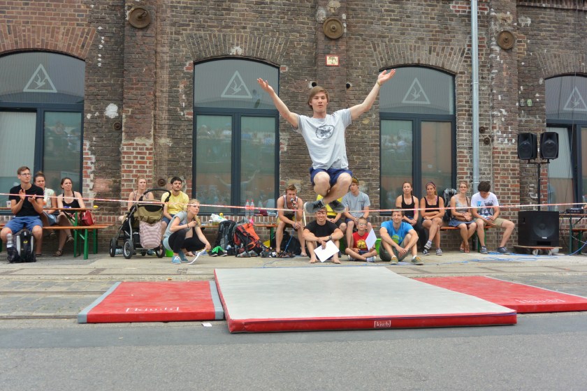 Ein Klassiker: die Buddha-Position auf der Slackline