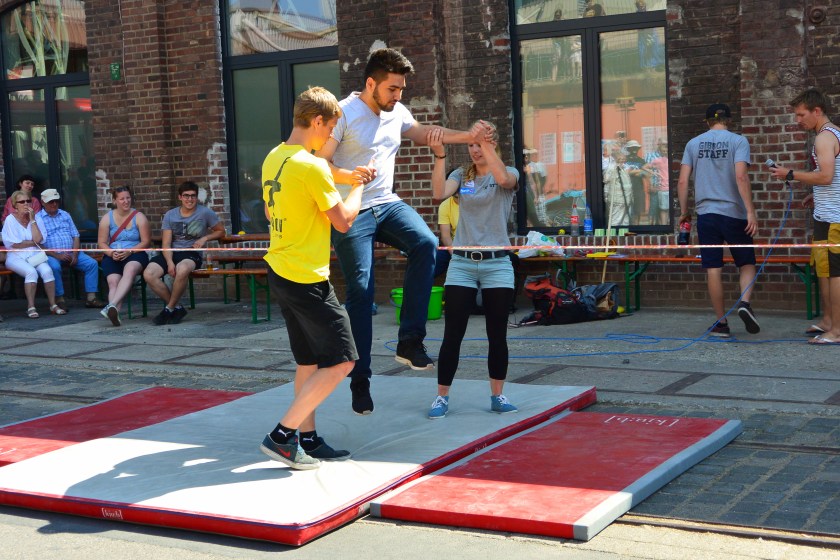 Das erste Mal auf der Slackline? Dann lasst Euch helfen!