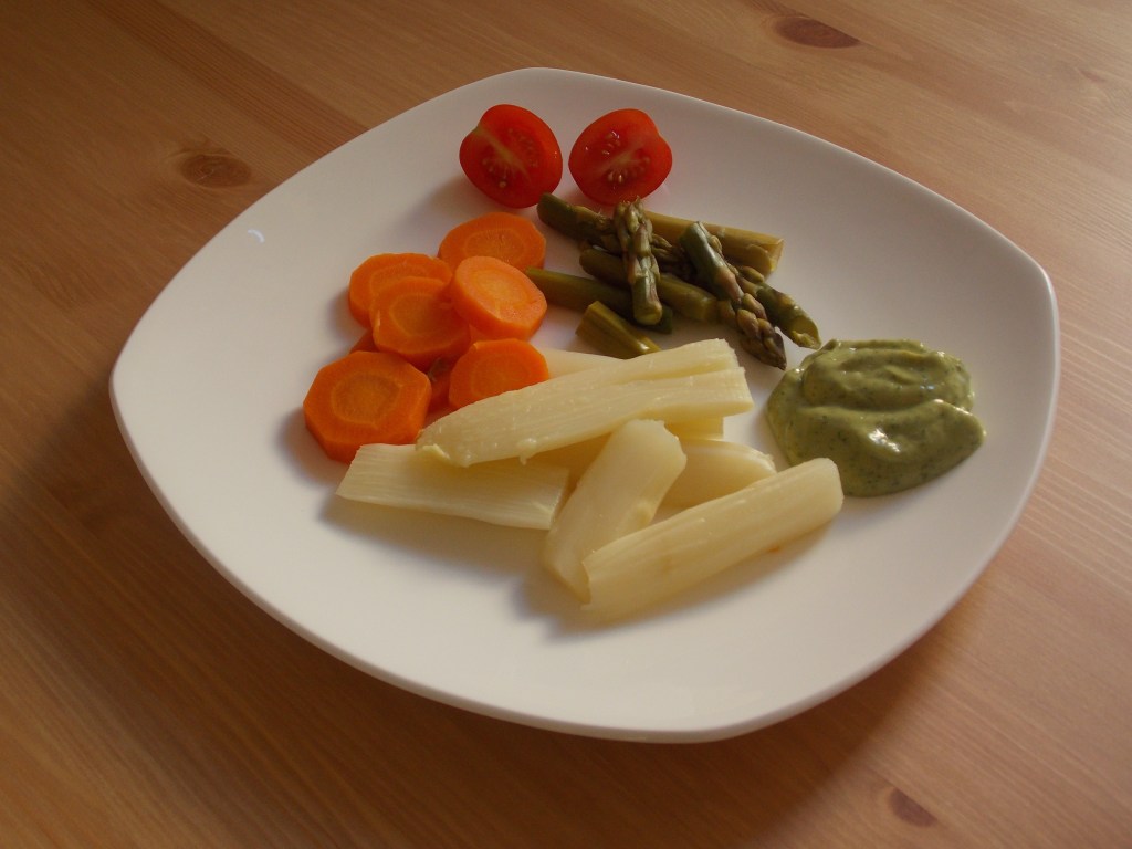 Leichte Sommer-Küche: bunter Spargel und Möhren mit cremigem Avocado-Senf-Honig-Dip!
