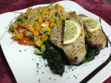 Lunch_Dinner_Thunfischsteak auf Spinat &amp; Gemüsereis
