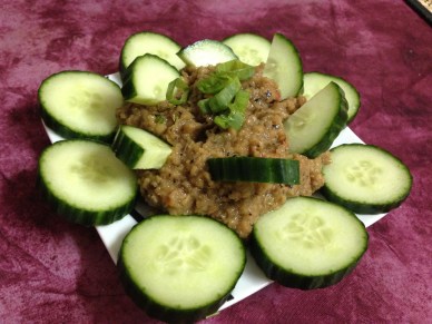 Schlemmen&amp;Snack_Auberginen_Hummus mit Gurke
