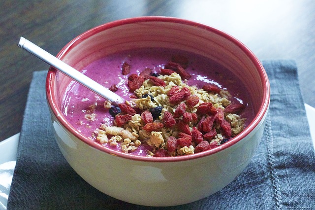 Unser Powerfrühstück fürs Weekend – mit einer fruchtig-leckeren Smoothie-Bowl.
