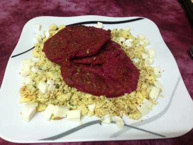 Vegetarisch__Rote-Beete-PAtties auf Blumenkohlreis