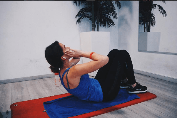 Nadine macht euch fit und bringt euch in Form: Heute – Bauchmuskeltraining mit Reverse&nbsp;Crunches
