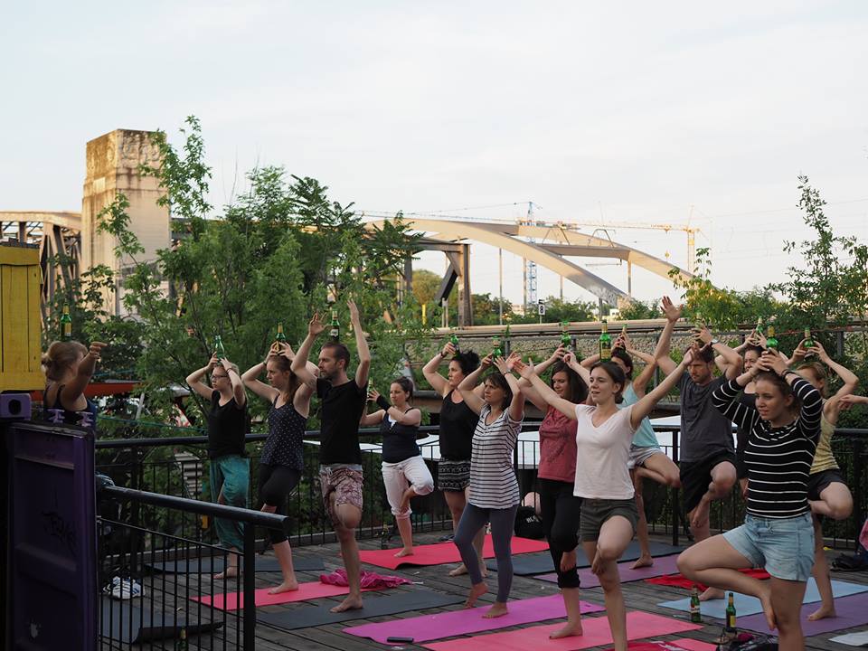 So tickt Berlin – kein Scherz: Bieryoga – verbindet Sport und&nbsp;Spaß!