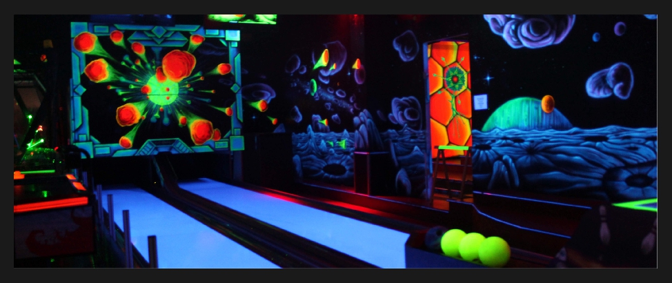 Wetterunabhängiges Indoor-Erlebnis: Schwarzlicht Minigolf heißt der neue&nbsp;Trend