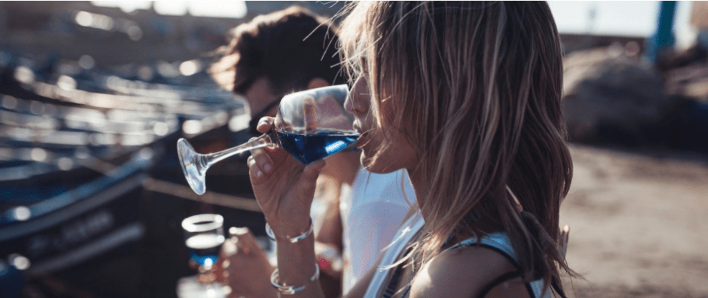 Vergesst Rosé – wir trinken jetzt blauen&nbsp;Wein!