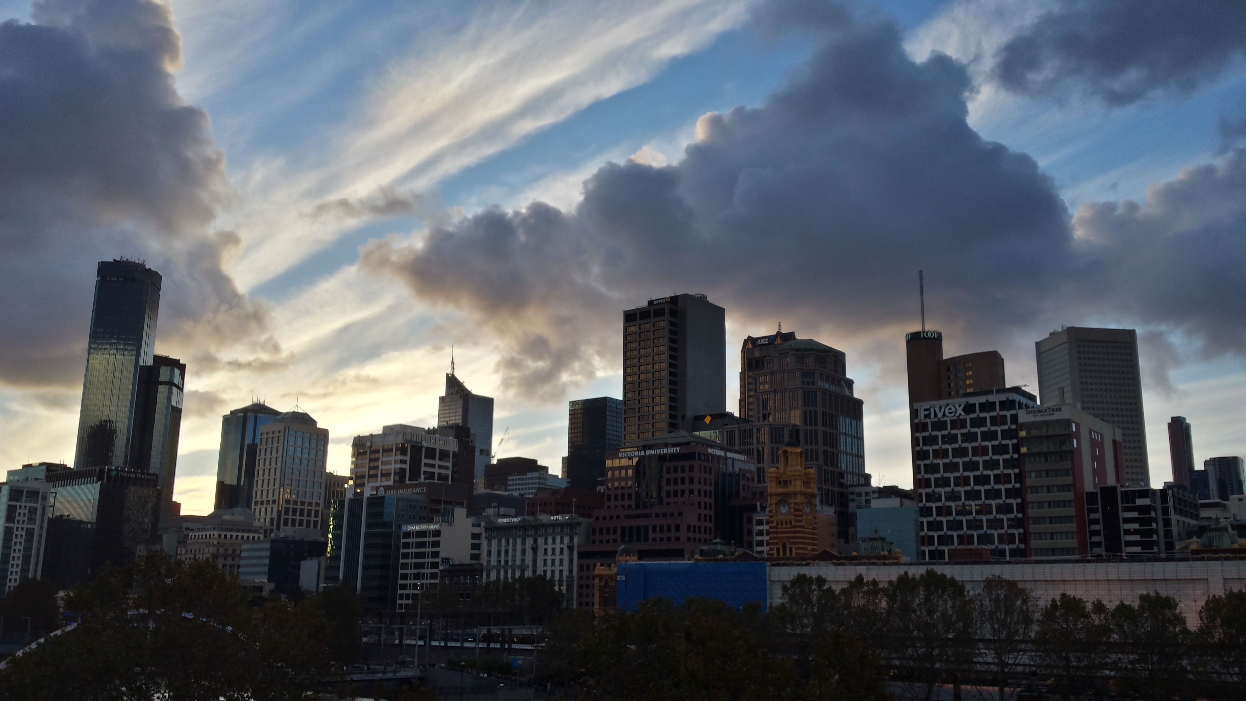 Sonnenuntergang am Fluss