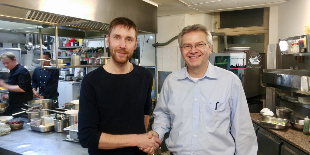 “Schneeweiß“ in Berlin – Das alpenländische Restaurant mit gehobener Küche und Kaminzimmer in stylishem&nbsp;Weiß