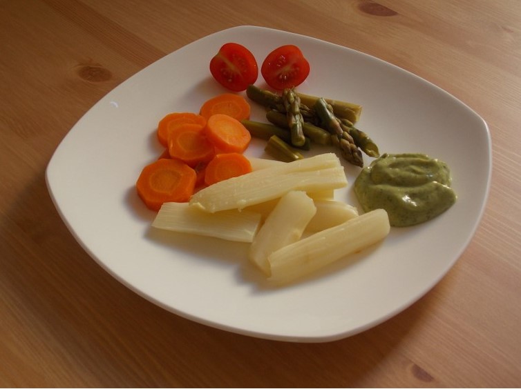 Lust auf puren Sommergenuss? Spargel und Möhren mit cremigem Avocado-Senf-Honig-Dip!