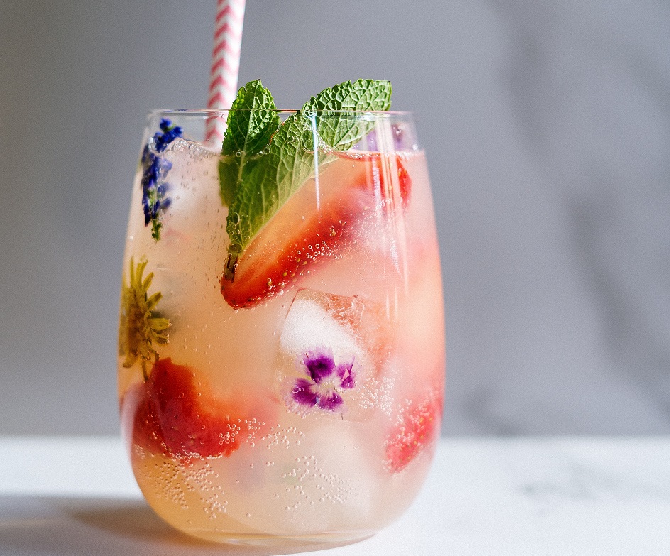 Eyecatcher-Drinks: Erfrischungsbombe mit Blüten-Eiswürfel #hingucker&nbsp;#drinks