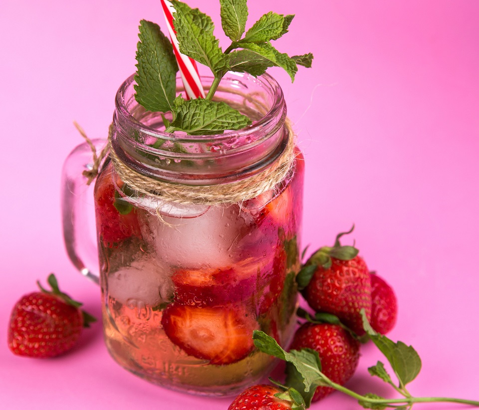So schmeckt der Sommer 2.0.: Rosé Sangria zum Start ins heiße Wochenende&nbsp;♥