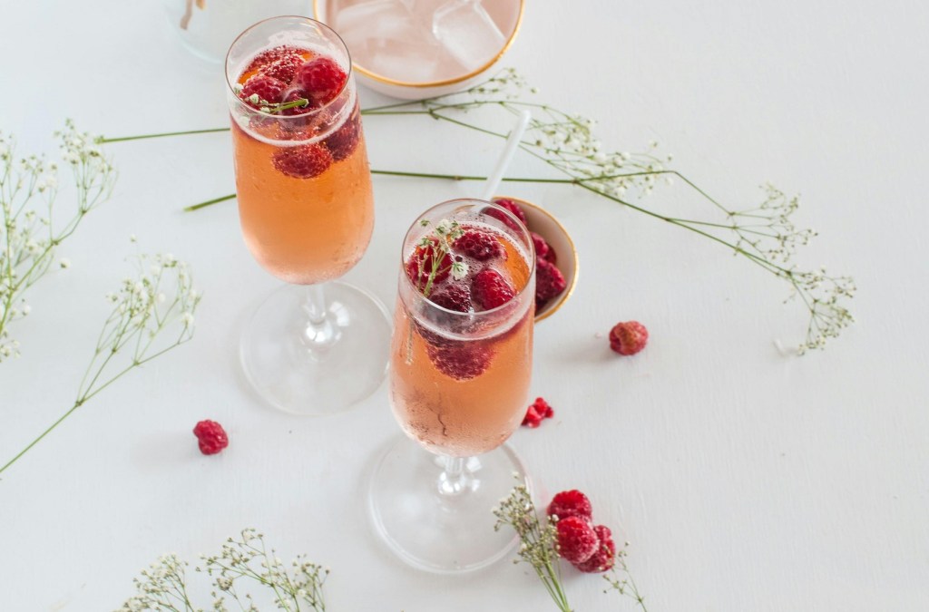 Sommer-Drinks 2024: Kennt ihr schon Pfirsich-Himbeer-Spritz