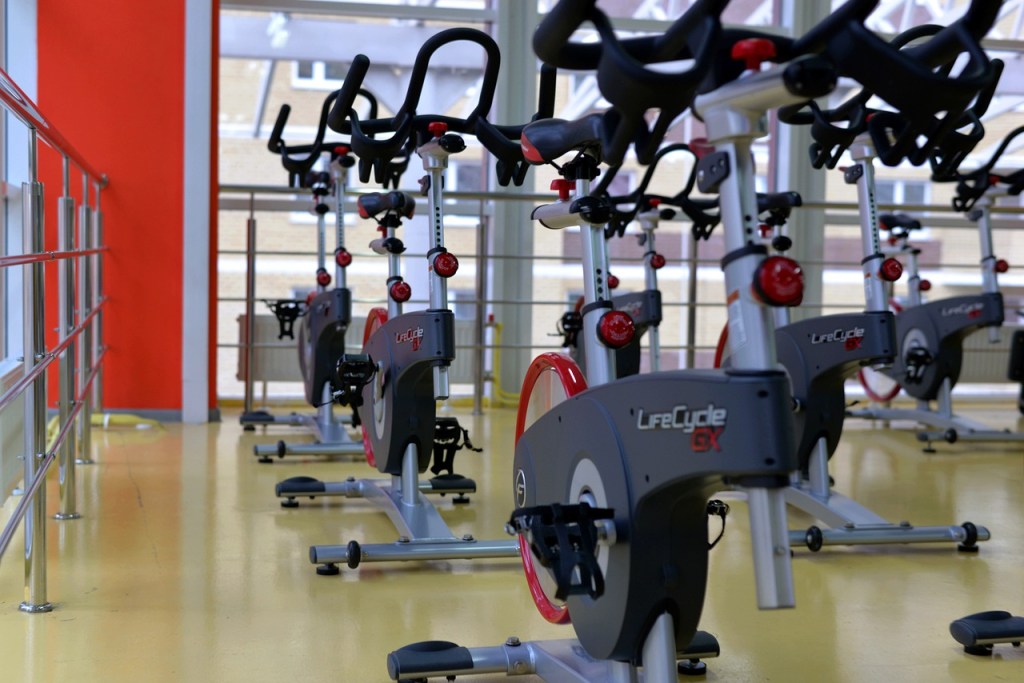 1000 Kalorien verbrennen mit Indoor Cycling? So legst du los und hast auch noch in der Gruppe&nbsp;Spaß!
