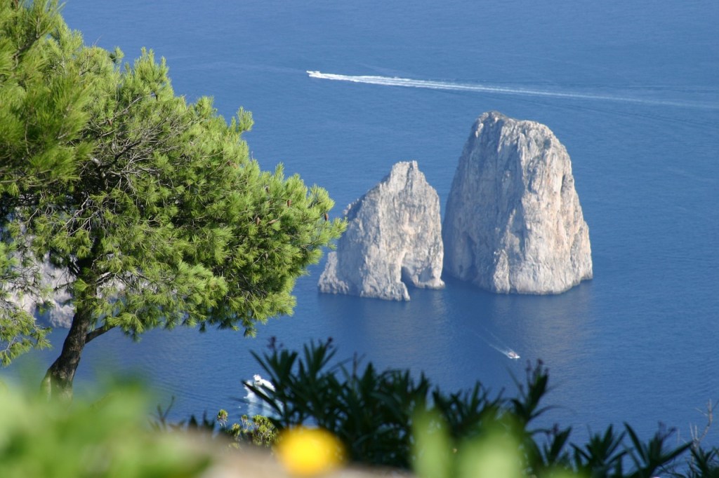 Traumreise Capri → Sehnsuchtsziel und Paradies im blauen Mittelmeer ♥ #amalfiküste&nbsp;#limoncello