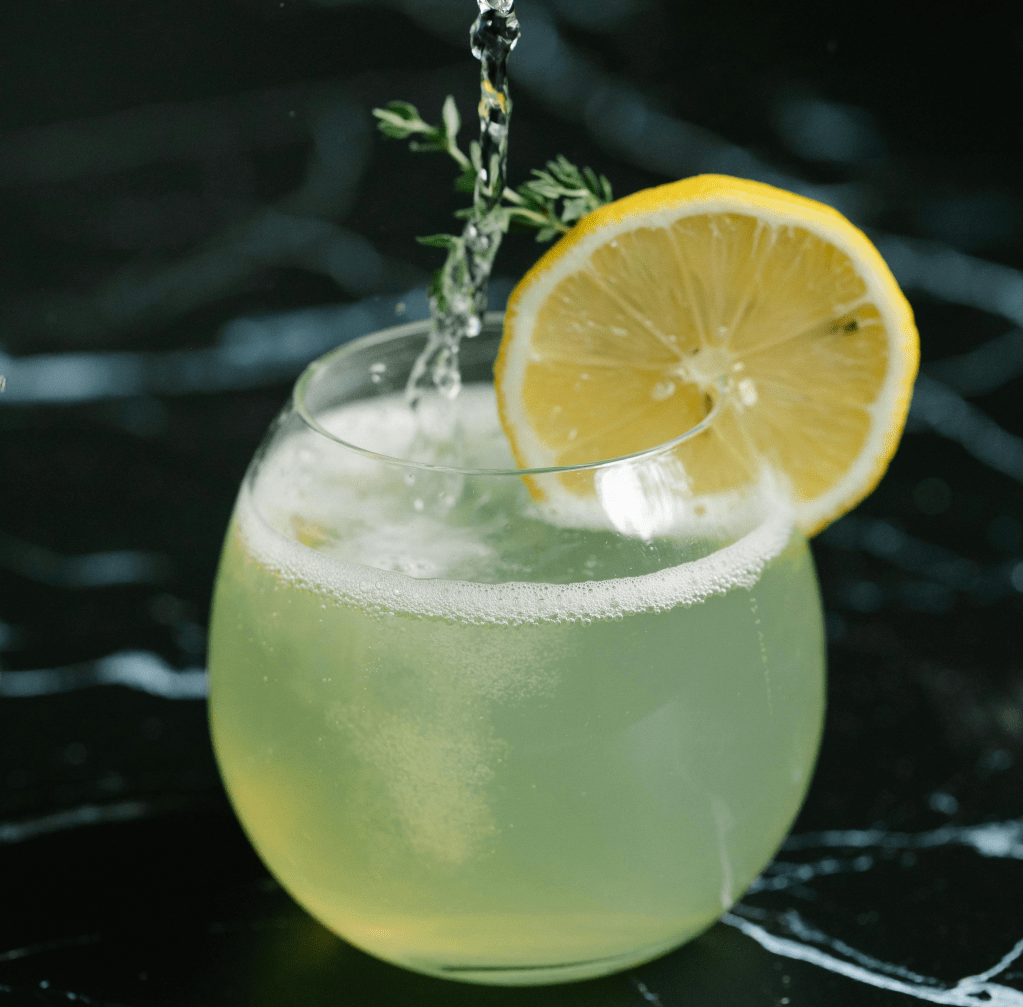 Heute bei uns im Fokus: Basilikum! Und was passt besser dazu als ein erfrischender Gin Basil Smash?&nbsp;#ginlovers