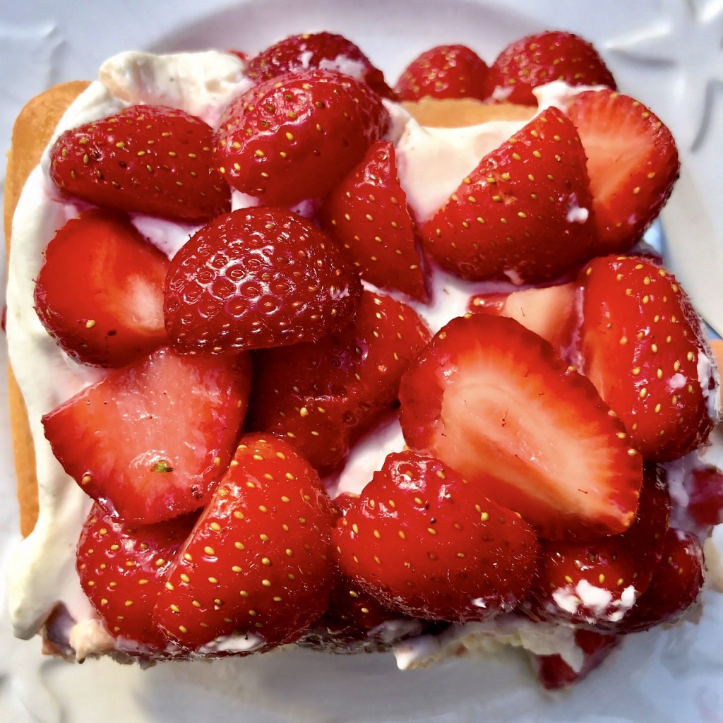 Der Frühling ist da: Erdbeersaison eröffnet – Unser köstliches Erdbeer-Tiramisu & einen zauberhaften 1. Mai&nbsp;♥