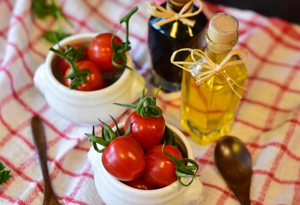 Sonntags-Frühstückstipp: Frischer Tomaten-Erdbeer-Salat mit Avocado → an Rührei! Zum Reinknien lecker!&nbsp;#Vitamine