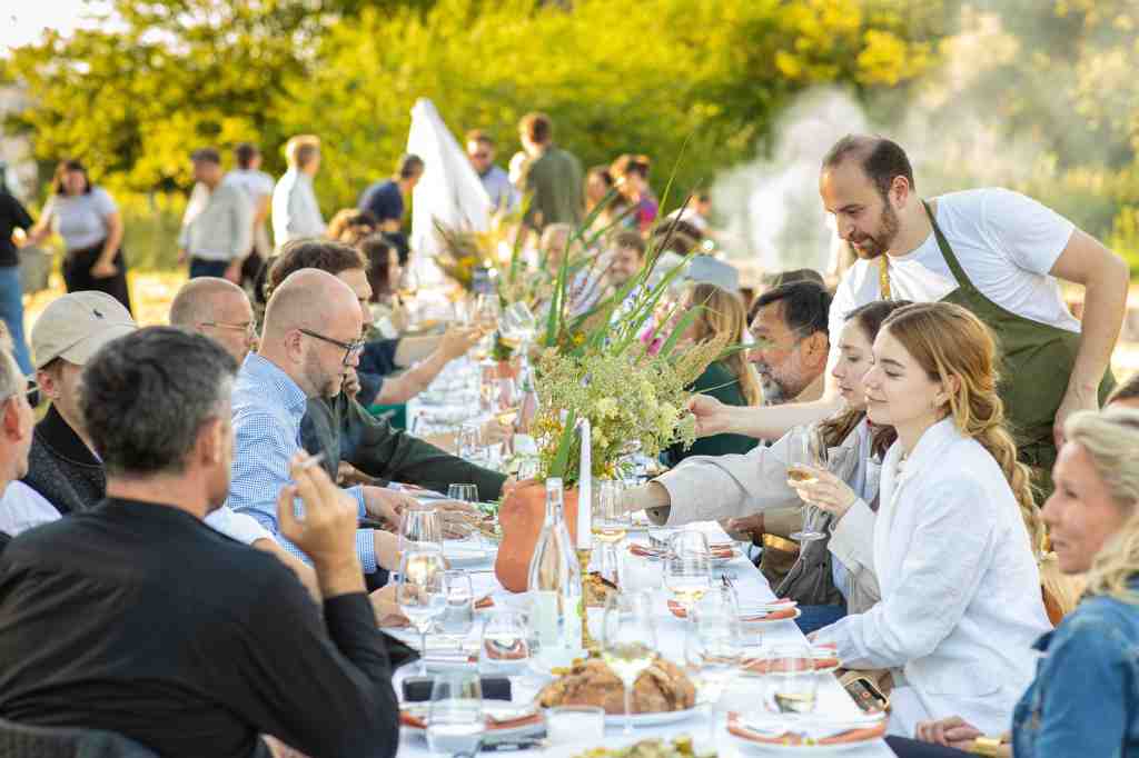 Ausflugstipp: Farm-to-Fire-Dinner in der Uckermark: Restaurant Comedor ist am 12. Juli 2025 zu Gast auf dem Gut Kerkow #limitierteplätze