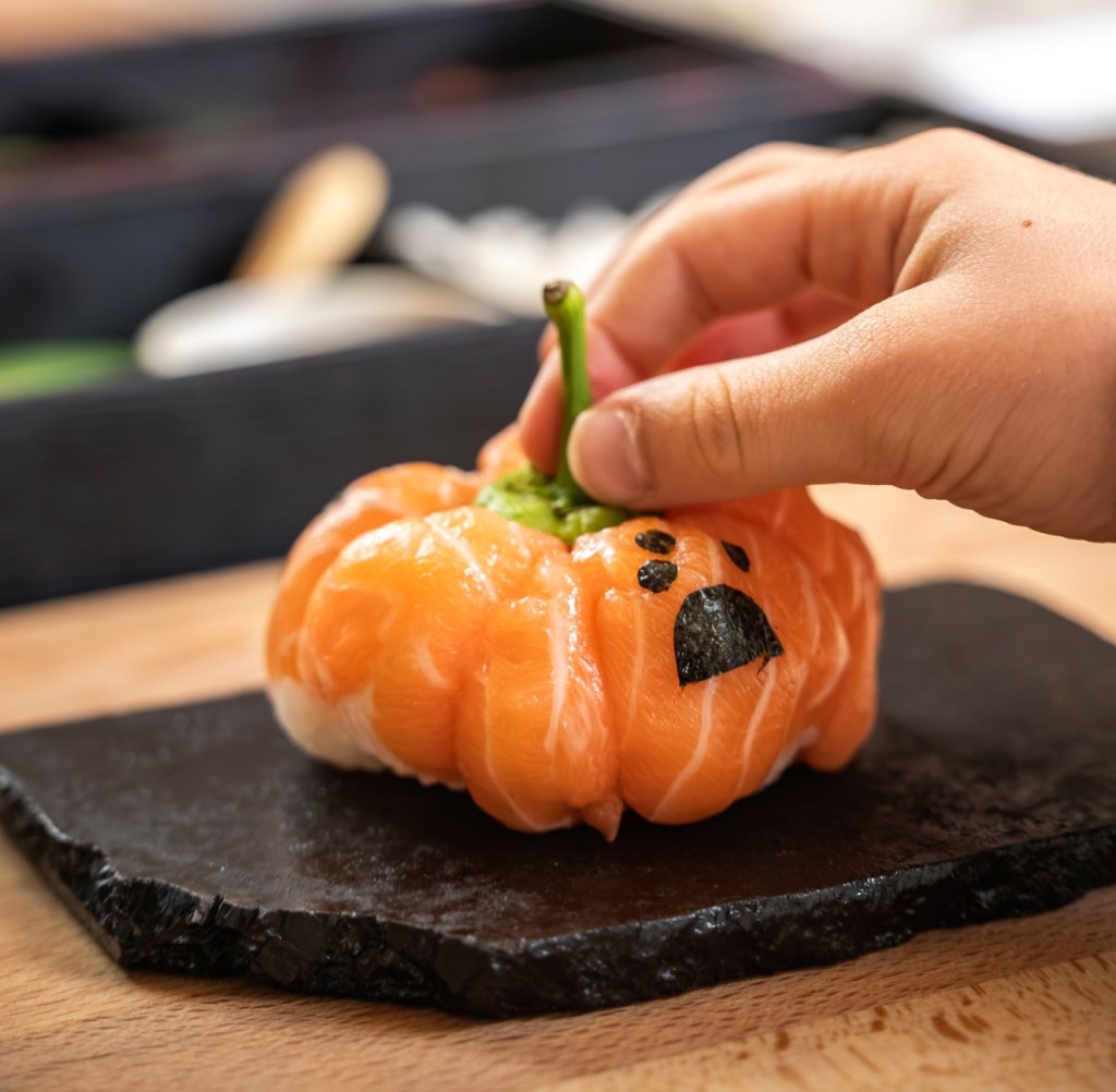 Berlin-Tipps: Schaurig-schöne Halloween-Aktionen für Kinder bei Sticks’n‘Sushi ♥ 20. – 24. Oktober&nbsp;2025